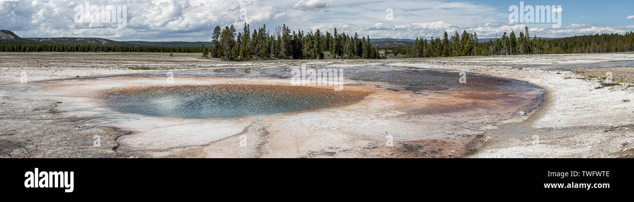Panorama di Opal Piscina, vicino a Grand Prismatic Spring, nel Midway Geyser Basin, Foto Stock