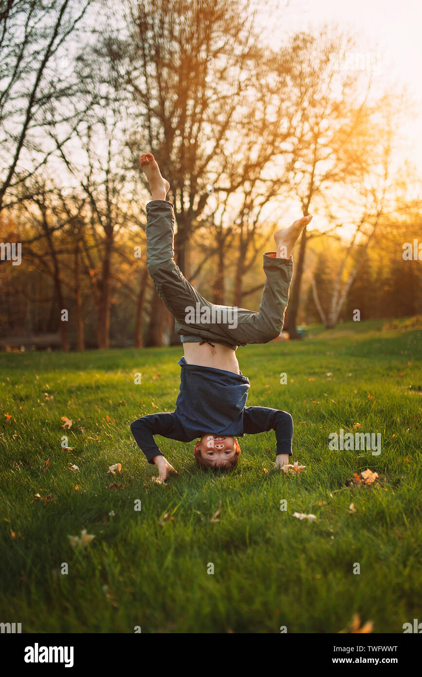 Ragazzo facendo un handstand nel giardino, Stati Uniti Foto Stock