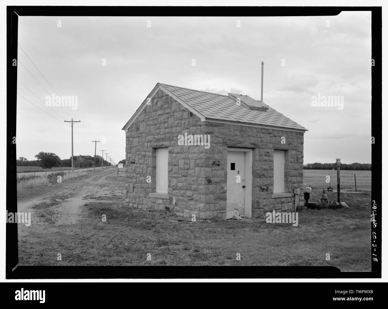 Casa della pompa 2 sulla sezione sottosviluppate del cimitero, anteriore e lato nord di elevazione. Vista di sud-est. - Fort Lyon Cimitero Nazionale, 15700 Country Road HH, Las Animas, piegate County, CO Foto Stock