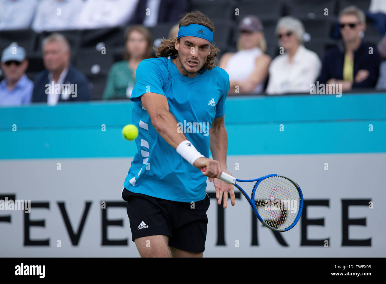 Regina Club di Londra, Regno Unito. Xx Giugno, 2019. Il Fever-Tree ATP torneo di tennis; Stefanos Tsitsipas (GRC) esegue il rovescio sparato contro Kyle Edmund (GBR) Credito: Azione Sport Plus/Alamy Live News Foto Stock