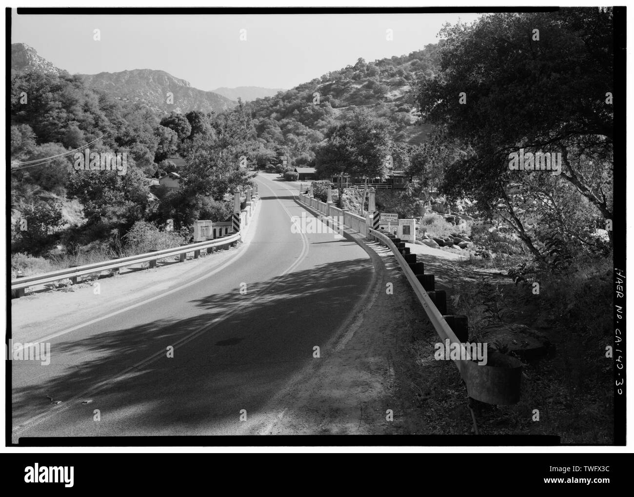 Cava di zucca ponte sul fiume KAWEAH, rivolto verso Nord - Autostrada generali, tre fiumi, Tulare County, CA Foto Stock