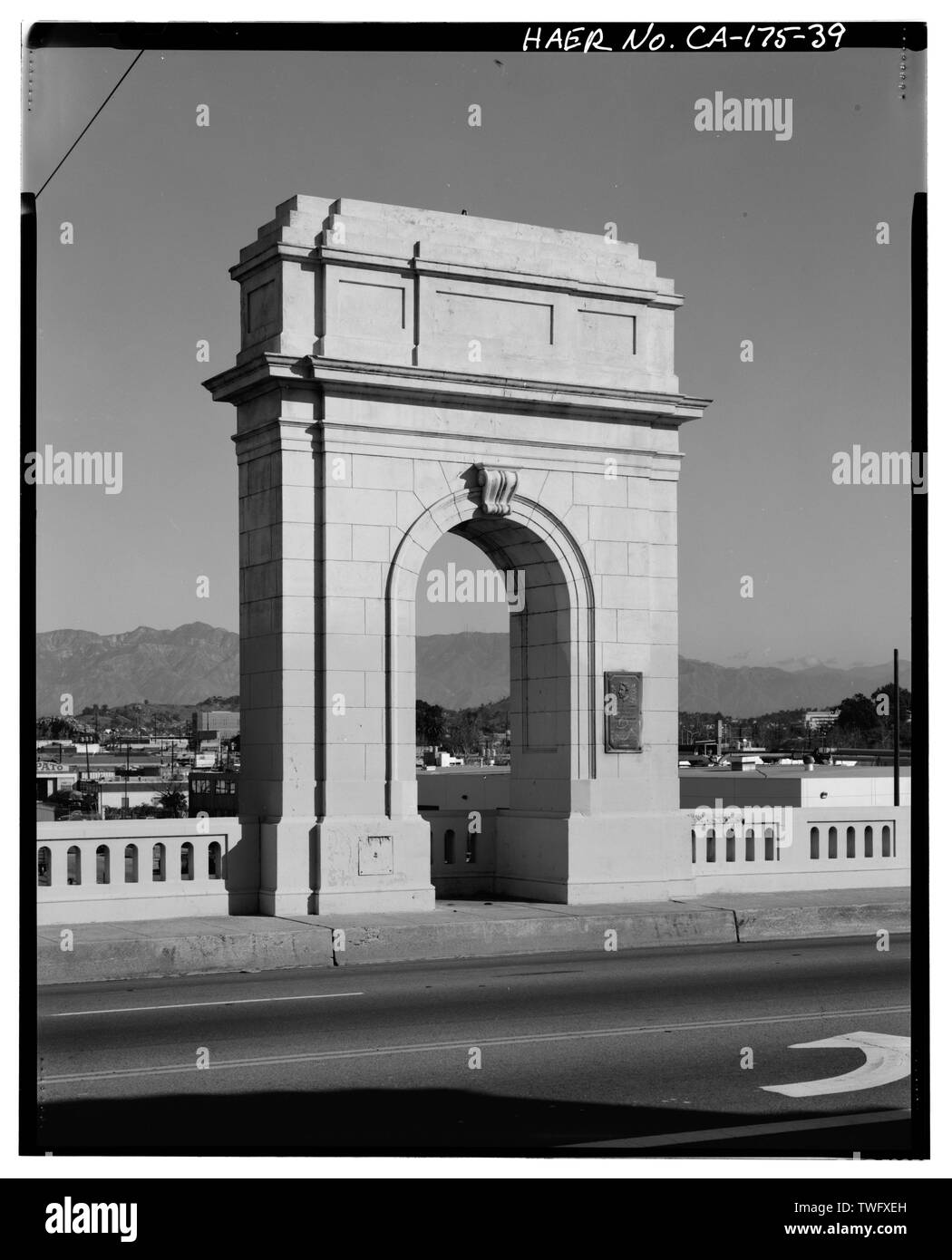 Pilone della vista di dettaglio da letto stradale rivolto a nord. - Primo Street Bridge Spanning fiume di Los Angeles al primo Street, Los Angeles, nella contea di Los Angeles, CA Foto Stock