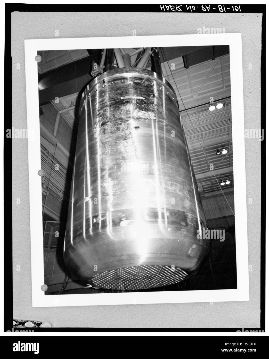 PWR-2 SCHERMO TERMICO centrata sul recipiente del reattore, Aprile 11, 1964 - Shippingport potenza atomica stazione, sul Fiume Ohio, 25 miglia a nord-ovest di Pittsburgh, Shippingport, Beaver County, PA; Rickover, Hyman G; Duquesne Light Company; U.S. Dipartimento di Energia; Commissione per l'Energia Atomica; di Westinghouse Electric Corporation; Bettis potenza atomica laboratorio; Stone e Webster Engineering Corporation; Dravo Corporation; Simpson, John W; grigio, Giovanni e; Barker, Joseph H; Iselin, Donald G; Progettazione combustione, incorporato; Poggi potenza atomica laboratorio; Clark, Philip R; Leighton, David T; Mealia, Giovanni e; R Foto Stock