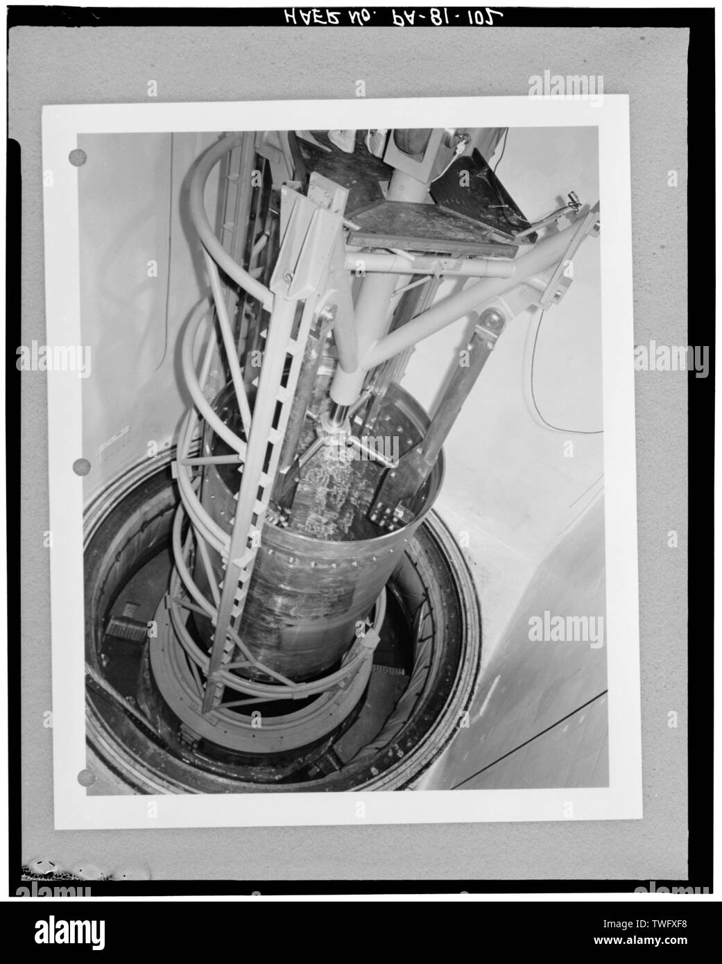 PWR-2 SCHERMO TERMICO entrando in nave, Aprile 11, 1964 - Shippingport potenza atomica stazione, sul Fiume Ohio, 25 miglia a nord-ovest di Pittsburgh, Shippingport, Beaver County, PA; Rickover, Hyman G; Duquesne Light Company; U.S. Dipartimento di Energia; Commissione per l'Energia Atomica; di Westinghouse Electric Corporation; Bettis potenza atomica laboratorio; Stone e Webster Engineering Corporation; Dravo Corporation; Simpson, John W; grigio, Giovanni e; Barker, Joseph H; Iselin, Donald G; Progettazione combustione, incorporato; Poggi potenza atomica laboratorio; Clark, Philip R; Leighton, David T; Mealia, Giovanni e; Raab, Harry F; Foto Stock