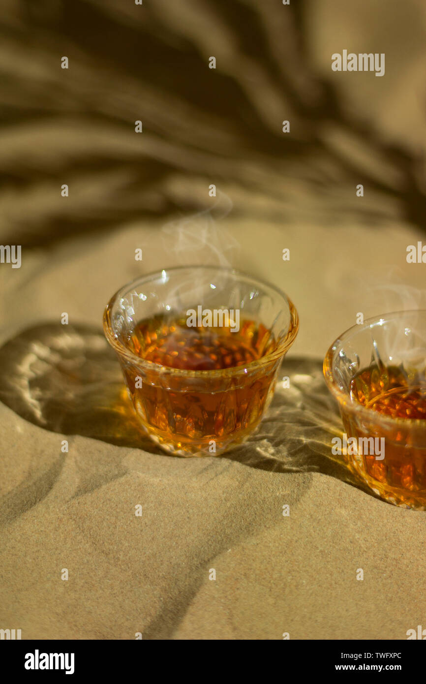 Deserto arabico e tè Palm tree ombra sulla sabbia serie 1 Foto Stock
