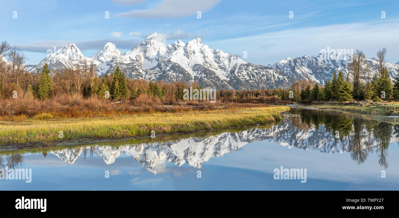 Vedute panoramiche del Grand Teton mountain range con Snake River da Schwabacher sbarco. Il Wyoming, STATI UNITI D'AMERICA Foto Stock