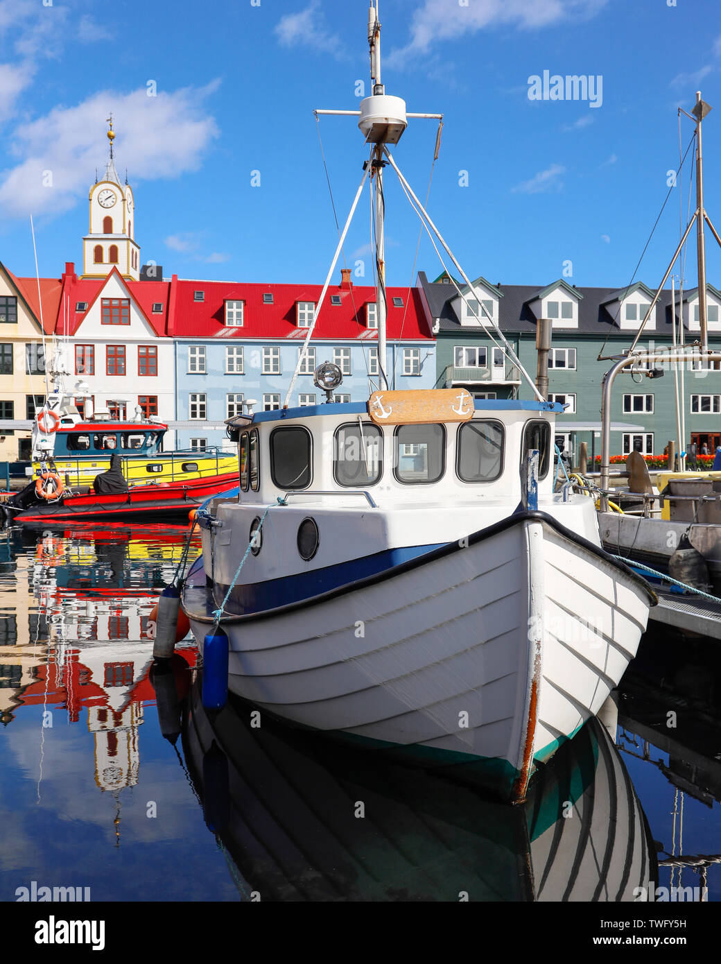 Barche nel porto, Torshavn, Isole Faerøer, Danimarca Foto Stock
