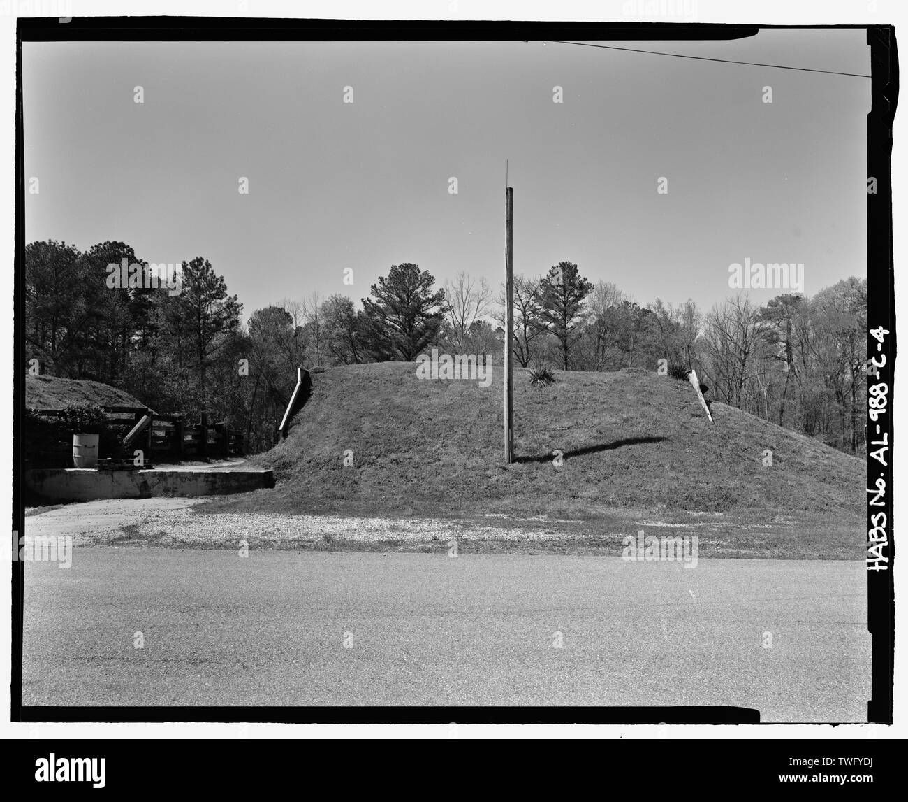 Vista planare del lato sud-est, vista verso nord-ovest, con scala - Fort McClellan munizioni Area di storage, l'Edificio n. 4408, seconda Avenue (rivista Road), Anniston, Calhoun County, AL Foto Stock