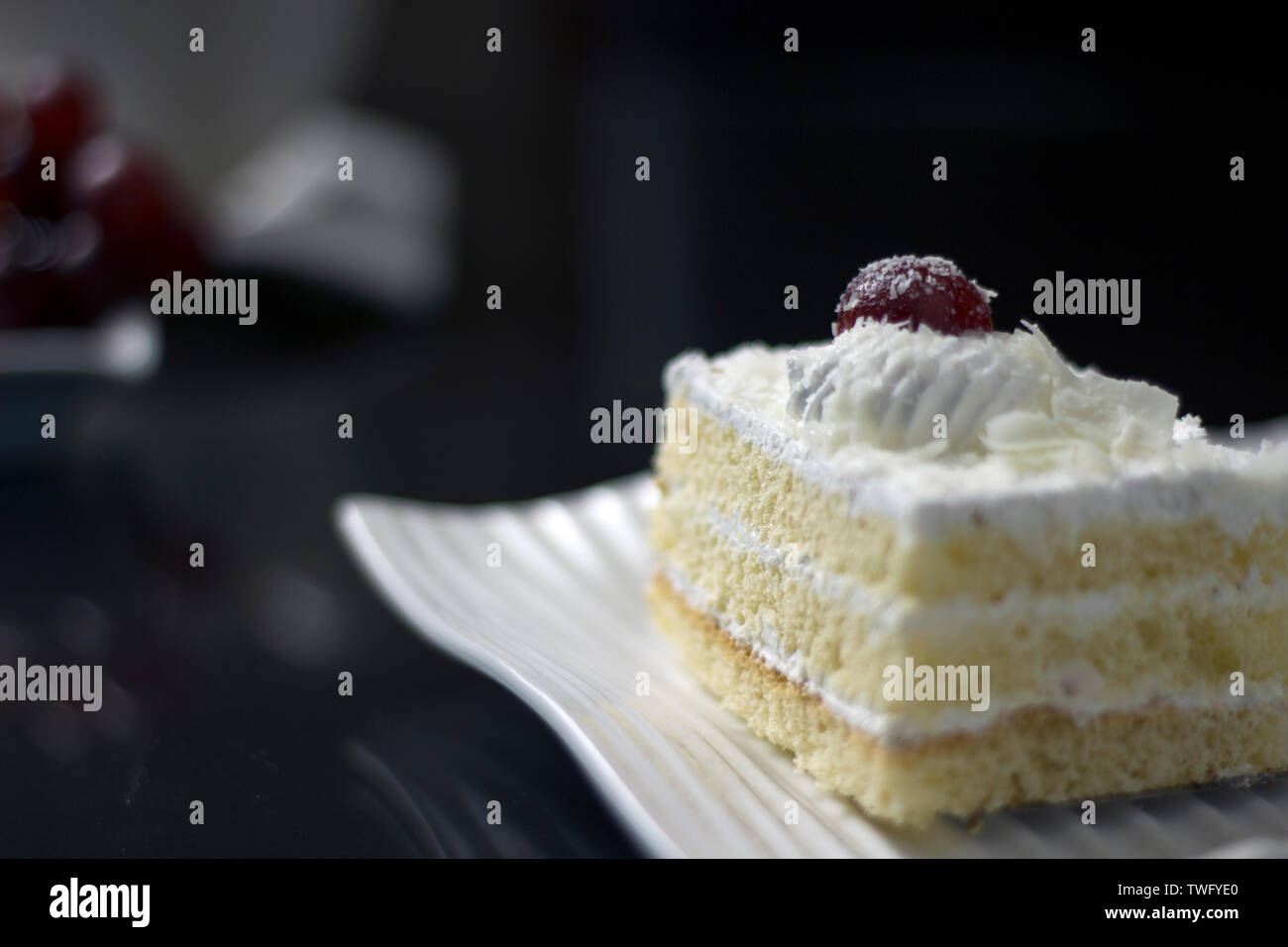 Tea time di alimenti e bevande con pasticceria ciliegia sulla serie superiore 2 Foto Stock