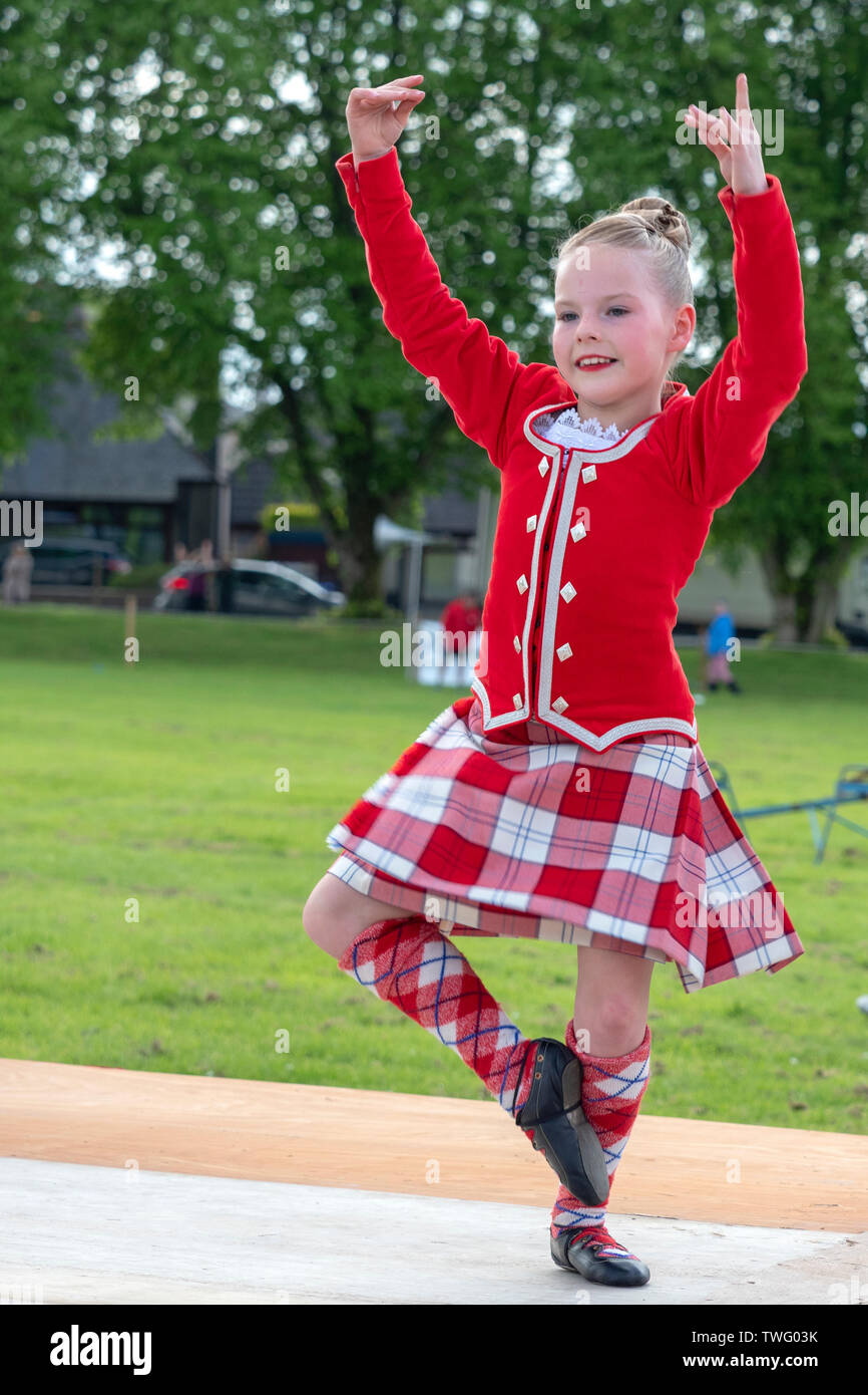 Oldmeldrum, Scotland, Regno Unito. Il 15 giugno, 2019. Un ballerino Highland esecuzione durante i Giochi delle Highland a Oldmeldrum in Aberdeenshire, Scozia. Foto Stock