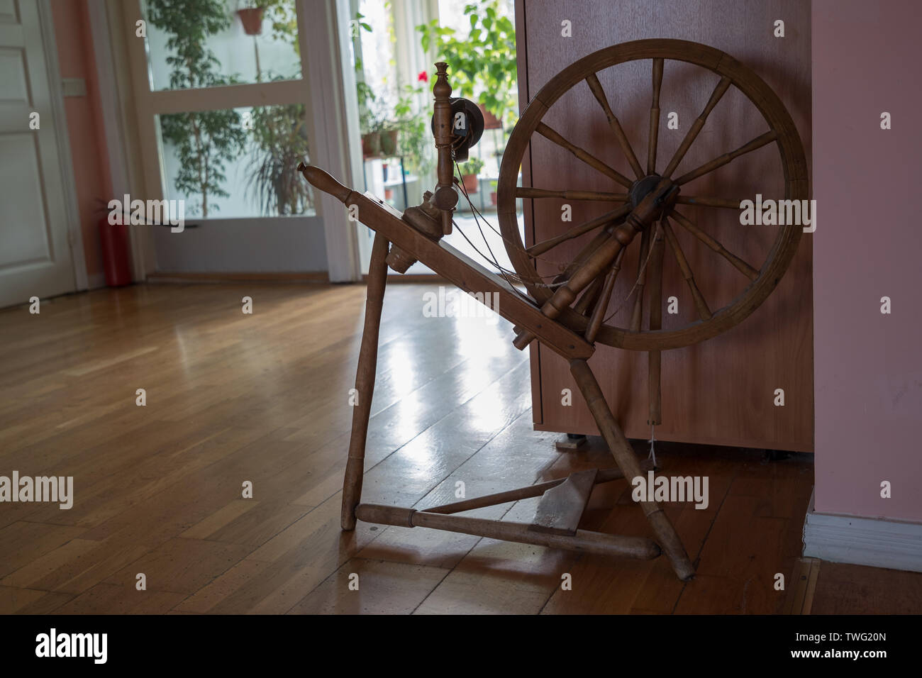 In legno antico apparecchiatura di cucitura in camera Foto Stock