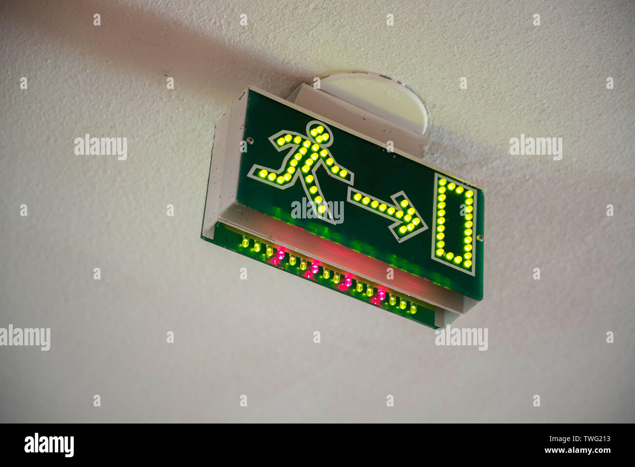 Colorata e la masterizzazione di luci luminose uscire sign in ambienti interni Foto Stock