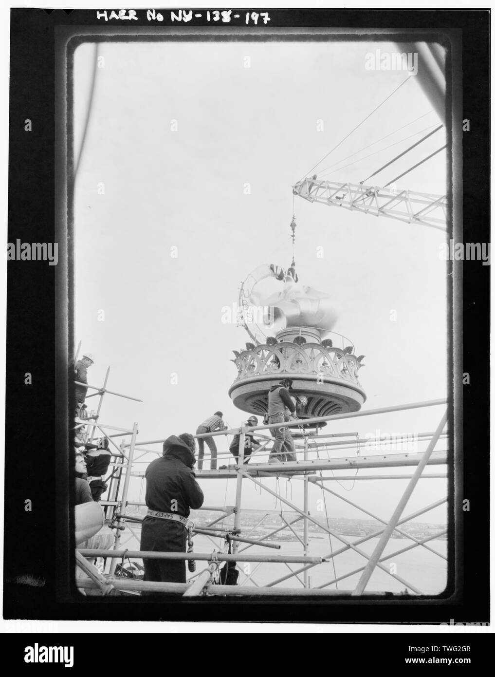 Il posizionamento di nuovi fiamma e torcia, Novembre 25, 1985 - Statua della Libertà, Liberty Island e Manhattan, New York New York County, NY Foto Stock
