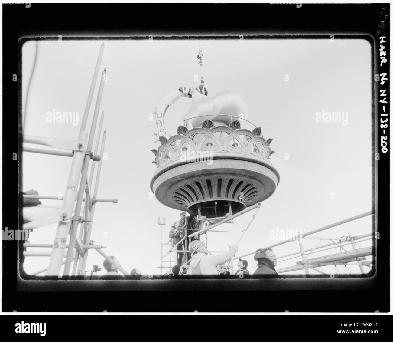 Il posizionamento di nuovi fiamma e torcia, Novembre 25, 1985 - Statua della Libertà, Liberty Island e Manhattan, New York New York County, NY Foto Stock