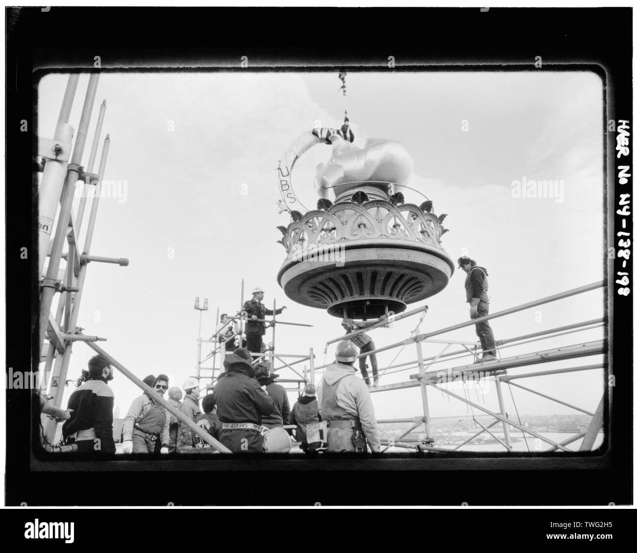 Il posizionamento di nuovi fiamma e torcia, Novembre 25, 1985 - Statua della Libertà, Liberty Island e Manhattan, New York New York County, NY Foto Stock