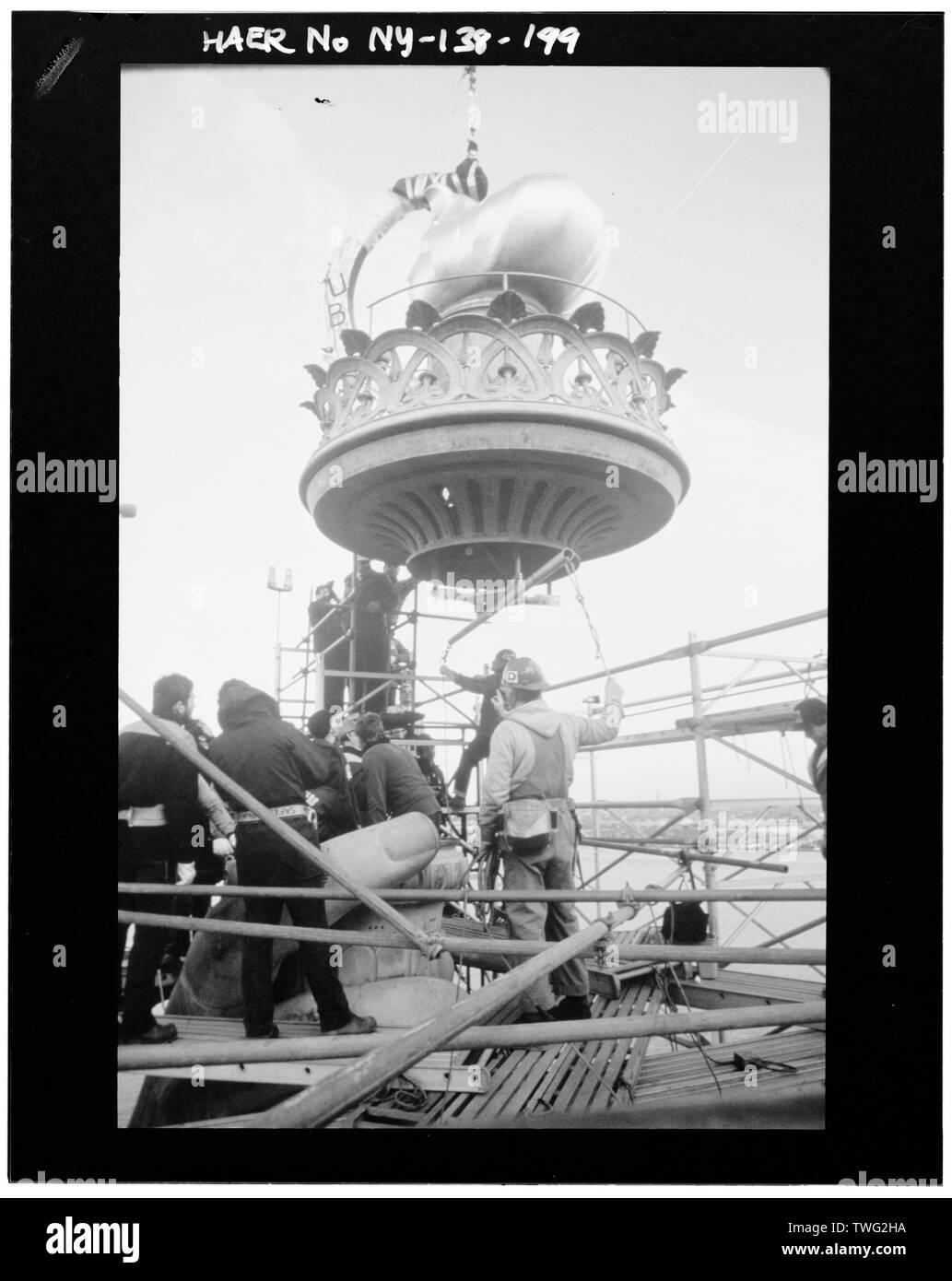 Il posizionamento di nuovi fiamma e torcia, Novembre 25, 1985 - Statua della Libertà, Liberty Island e Manhattan, New York New York County, NY Foto Stock