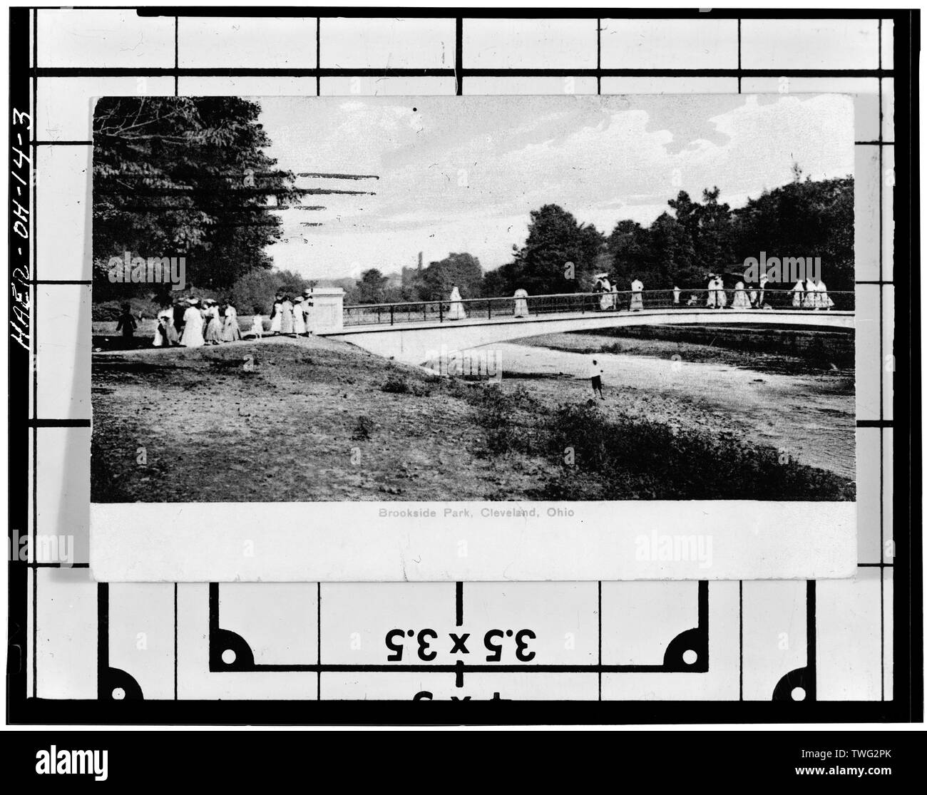 Vista da cartolina 1905 Brookside Park passerella, le prime tre-incernierato arco di calcestruzzo negli Stati Uniti. Il 1909 Brookside Park Bridge è stata parzialmente modellata dopo questa struttura precedente. Cartolina la cortesia di Carol Poh Miller, Cleveland, Ohio. - Brookside Park bridge spanning Big Creek e Cleveland Metroparks, Cleveland, Cuyahoga County, OH Foto Stock