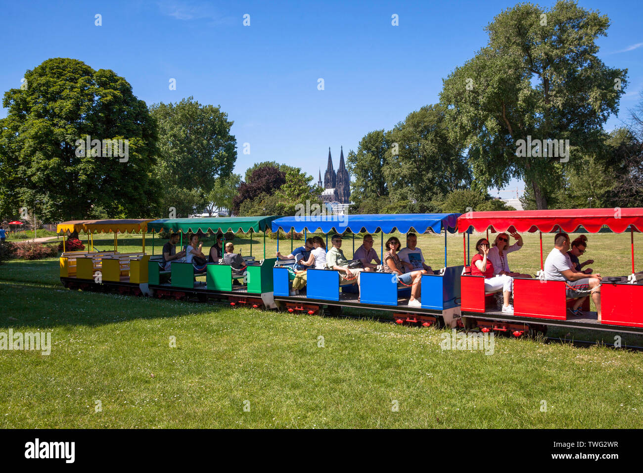 Ferrovia in miniatura nel parco del Reno nel quartiere Deutz, vista sulla cattedrale di Colonia, Germania. Im Kleinbahn Rheinpark in Deutz, Blick zum Dom, K Foto Stock
