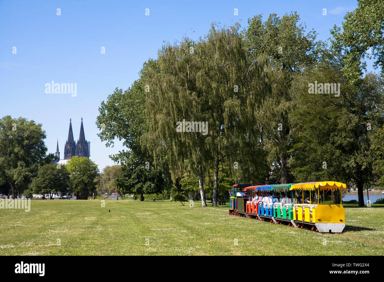 Ferrovia in miniatura nel parco del Reno nel quartiere Deutz, vista sulla cattedrale di Colonia, Germania. Im Kleinbahn Rheinpark in Deutz, Blick zum Dom, K Foto Stock