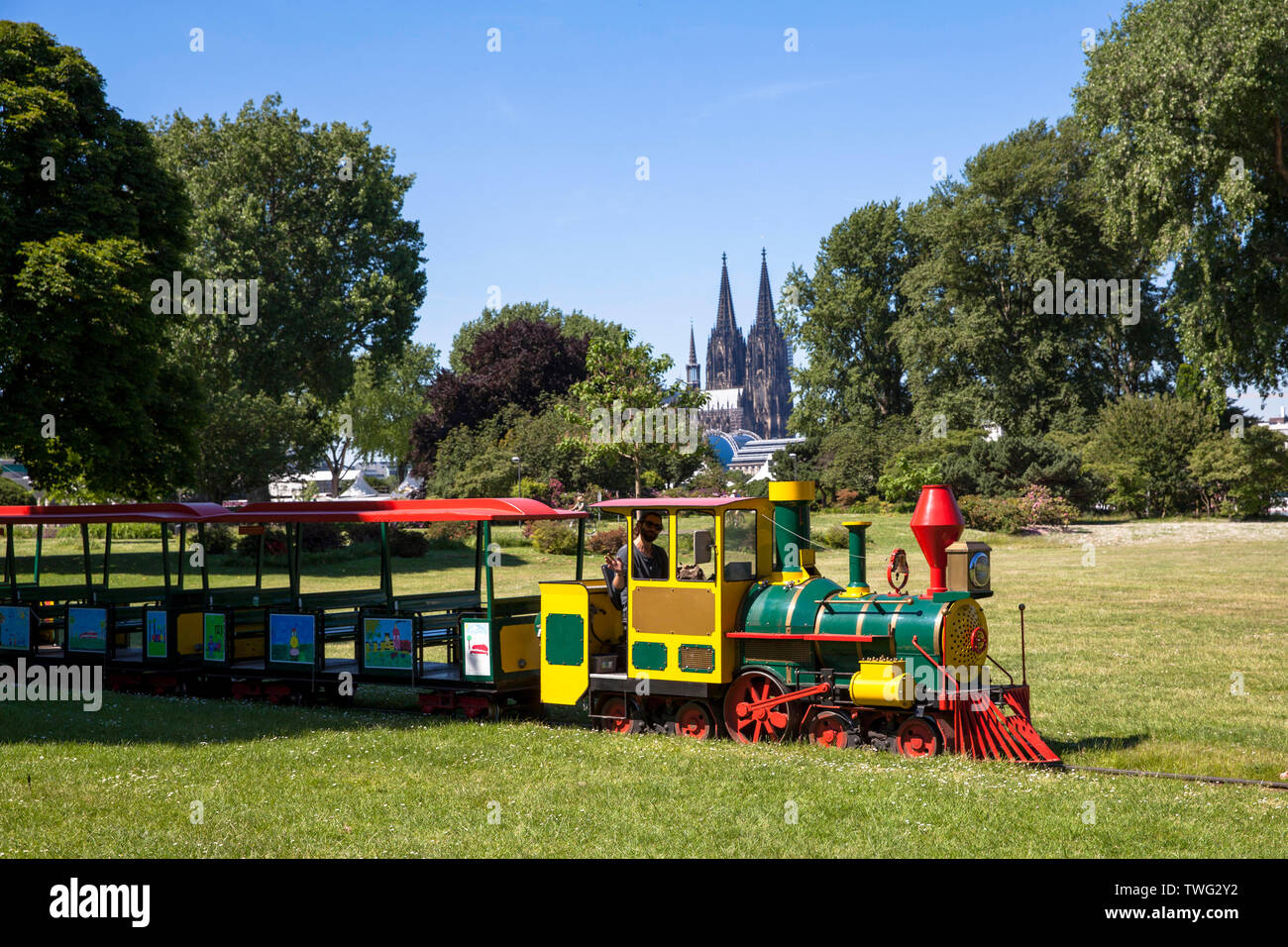 Ferrovia in miniatura nel parco del Reno nel quartiere Deutz, vista sulla cattedrale di Colonia, Germania. Im Kleinbahn Rheinpark in Deutz, Blick zum Dom, K Foto Stock