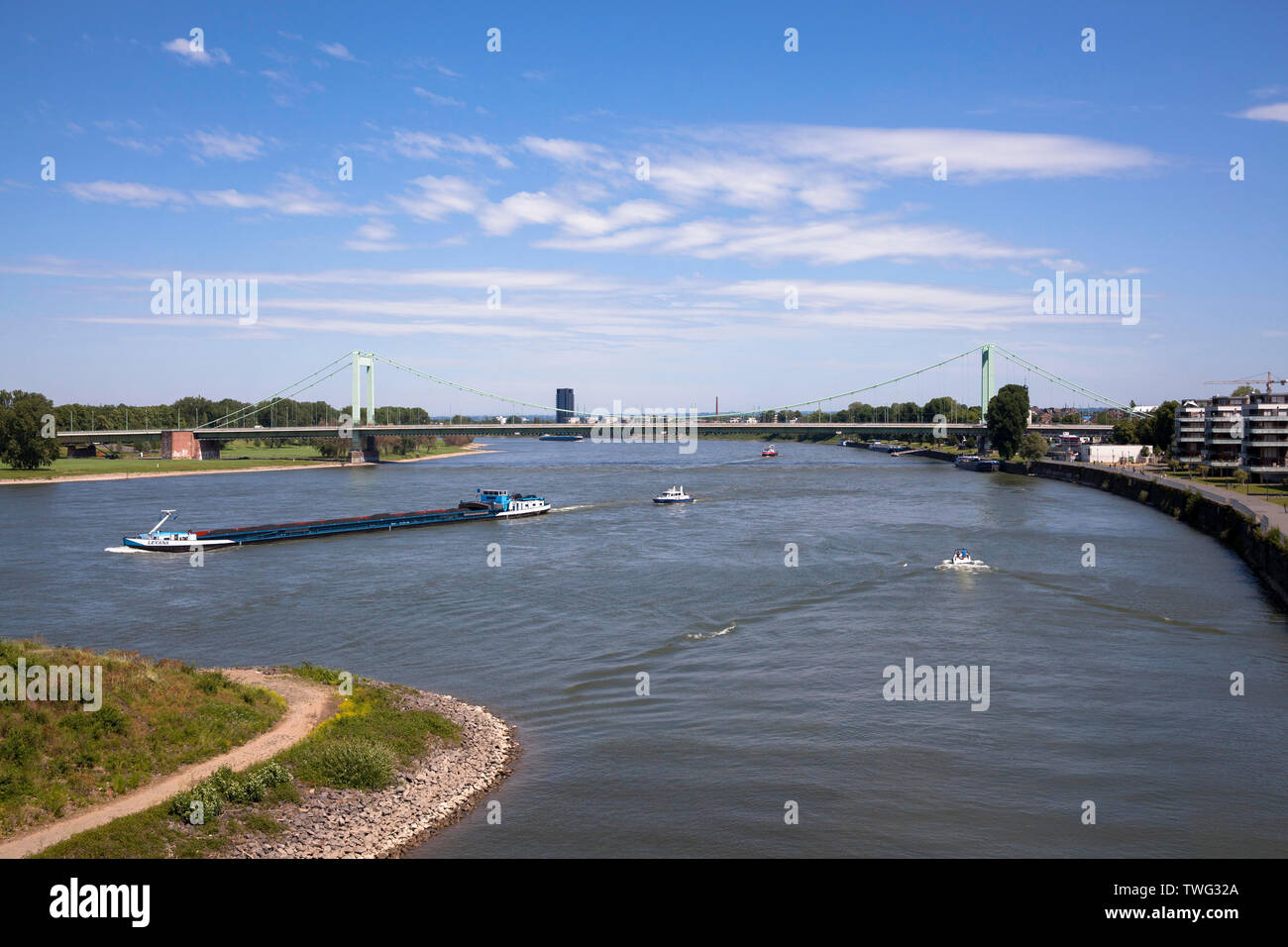 Il Muelheimer ponte che attraversa il fiume Reno a Colonia, Germania. die Muelheimer Bruecke ueber den Rhein, Koeln, Deutschland. Foto Stock