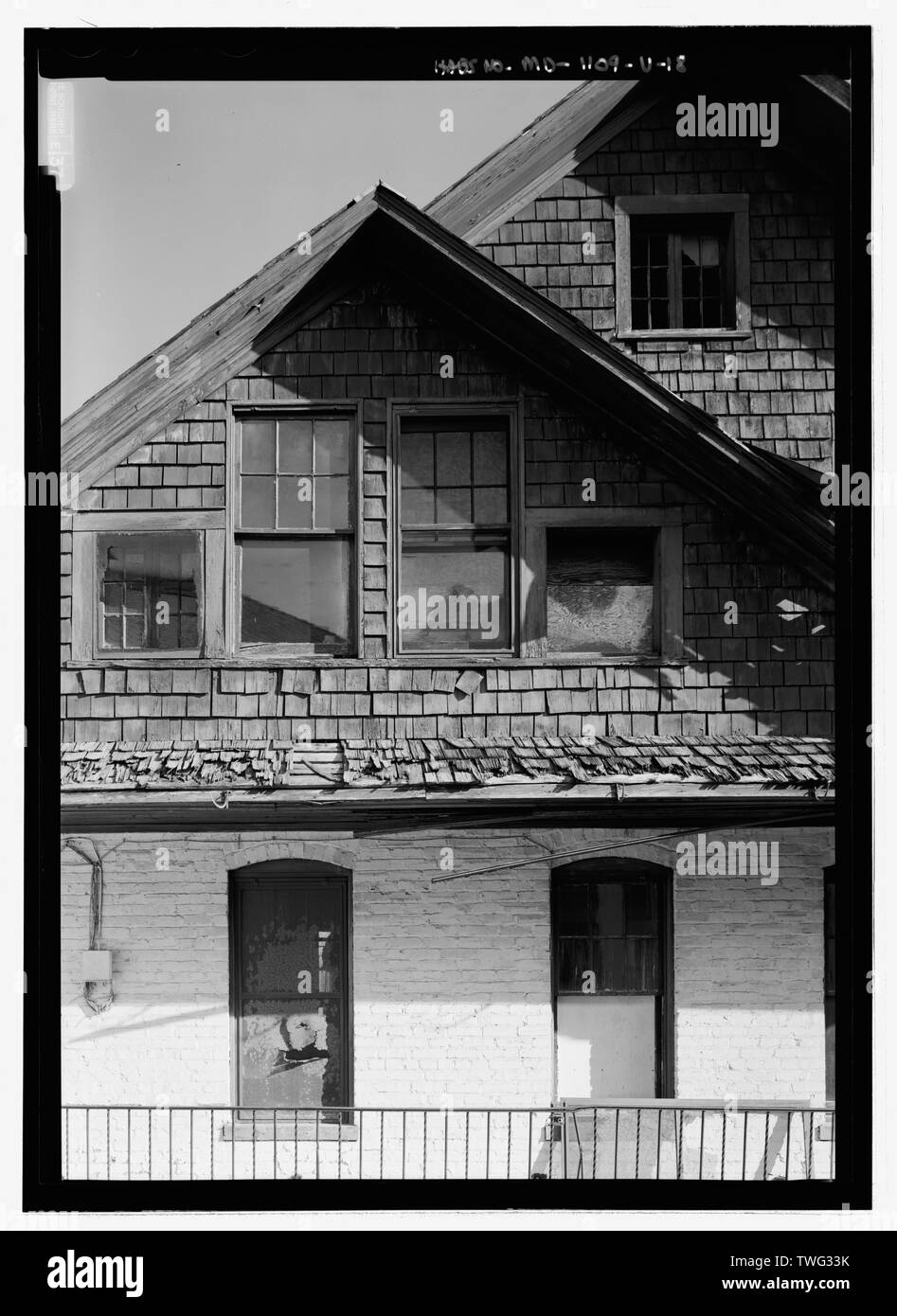 Impianto di alimentazione, vista in dettaglio di timpani e balcone - Parco Nazionale di seminario, edifici di servizio tra Linden Lane e Beach Drive, Silver Spring, Montgomery County, MD; Cassedy, John Irving, A; prezzo, Virginia B, trasmettitore; Ott, Cynthia, storico; Boucher, Jack e del fotografo; prezzo, Virginia B, trasmettitore; Lavoie, Catherine C, responsabile di progetto Foto Stock