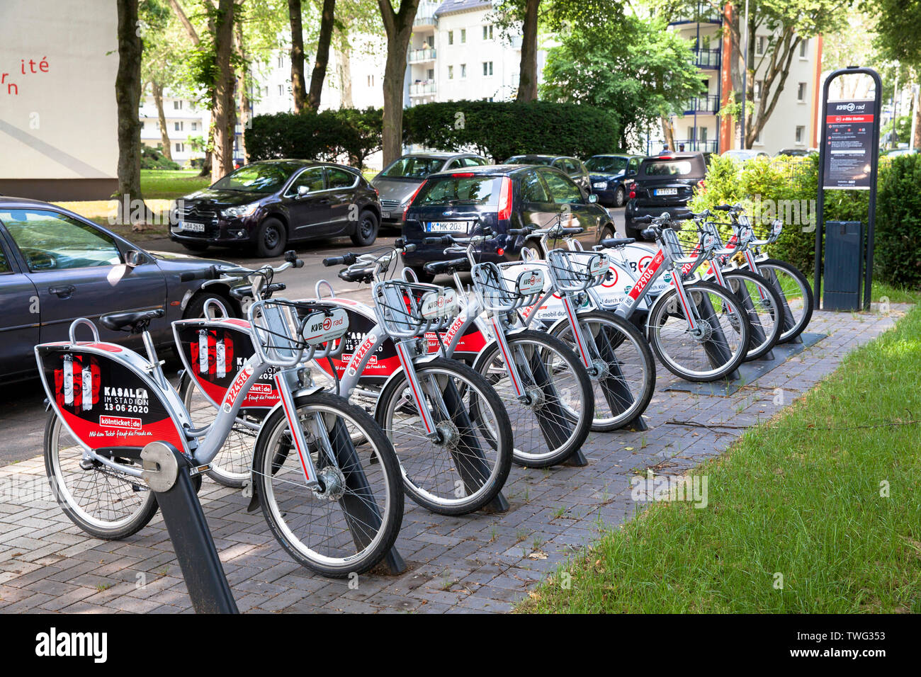 Biciclette e-bikes in corrispondenza di una stazione di carica al Stegerwald complesso residenziale nel quartiere Muelheim, clima-carter di protezione station wagon, Colonia, Germania. Foto Stock