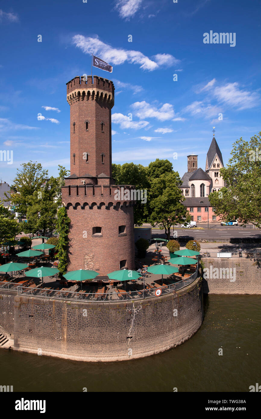 La torre di Malakoff, a Rheinau Harbour, sullo sfondo la chiesa Sankt Maria Lyskirchen Colonia, Germania. der Malakoffturm am Rheinauhafen, ho Foto Stock