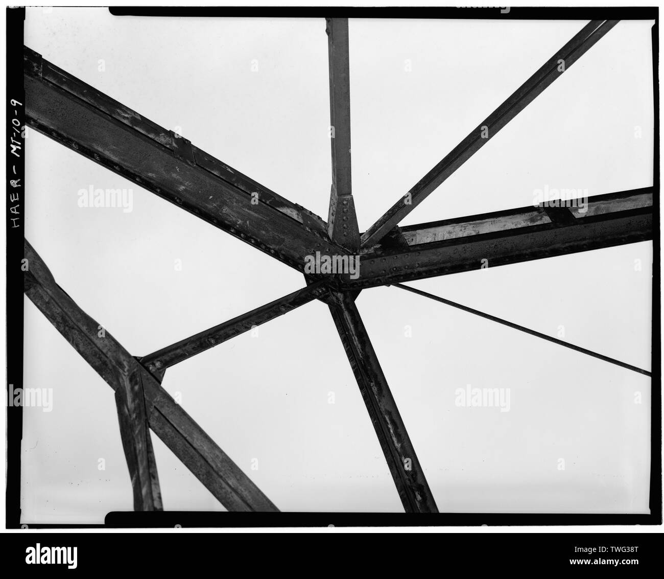 Pratt attraverso truss, portale di supporti antisismici e collegamento a pin dettaglio. - Ponte di Springdale, aiuto federale percorso secondario 563, springdale, Parco County, MT Foto Stock