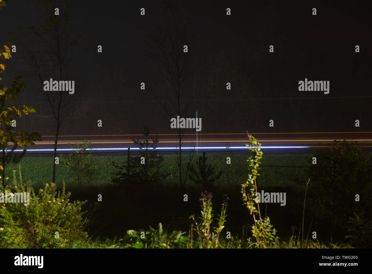 Strisce di luce colorata auto di notte Foto Stock