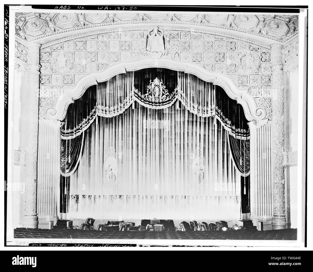 Boccascena, fossa dell'orchestra e palcoscenico, guardando a nord. Serata di Apertura fase tende in luogo. - Teatro Fox, Settima Avenue e modo di oliva, Seattle, King County, WA; Ford, Sherwood Demier; Maul, David, trasmettitore Foto Stock