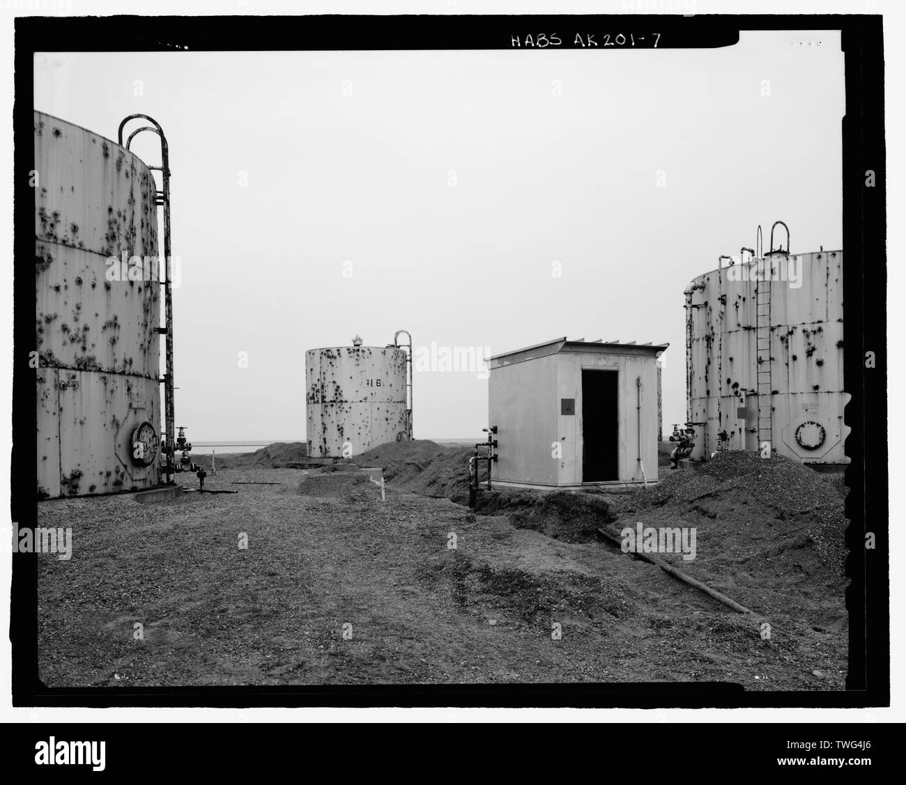 Casa della pompa e serbatoi, guardando a nord-est - POW-3 distante Early Warning Stazione della Linea, Punto Bullen, Prudhoe Bay, North Slope Borough, AK Foto Stock