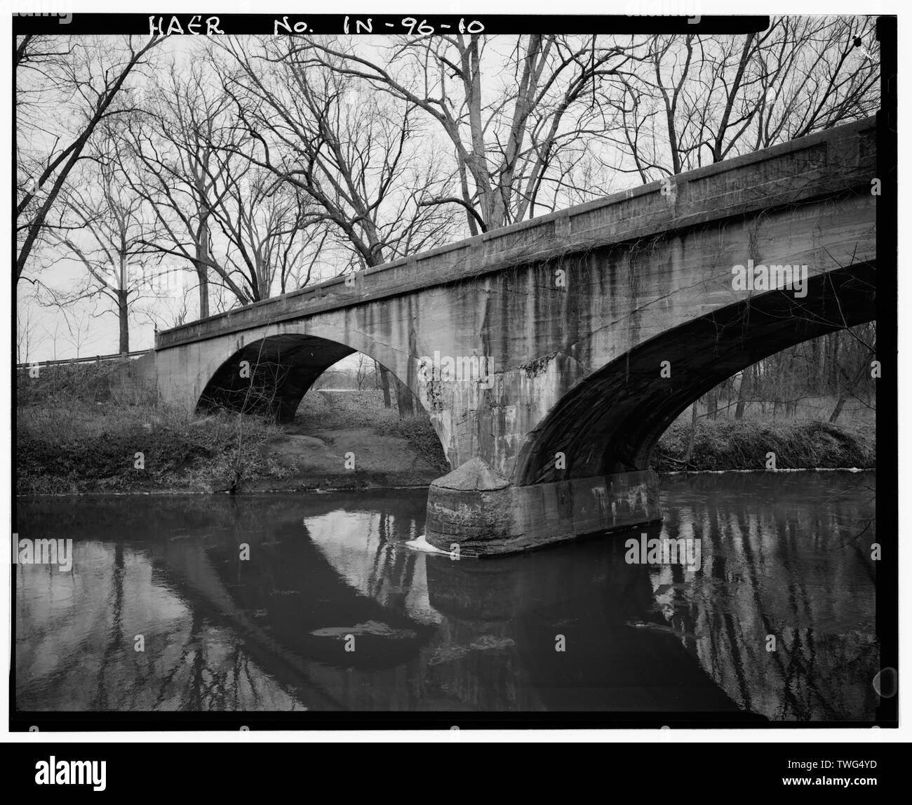 Vista laterale, guardando a nord-est - la contea di Vermillion Ponte No. 120, Spanning poco Vermillion River a Main Street, Newport, Vermillion County, in Foto Stock