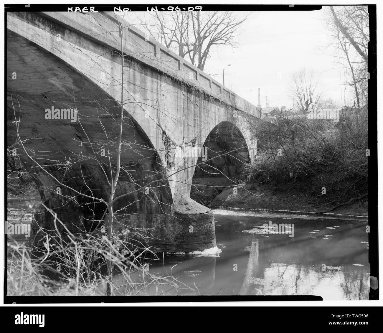 Vista laterale più vicina, guardando a sud-est - Vermillion County Ponte No. 120, Spanning poco Vermillion River a Main Street, Newport, Vermillion County, in Foto Stock