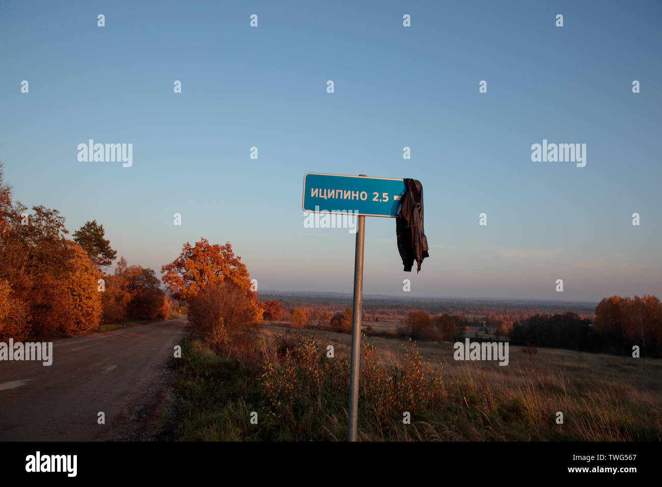 Rag appeso sul cartello stradale in autunno le fedi dell'anno Foto Stock