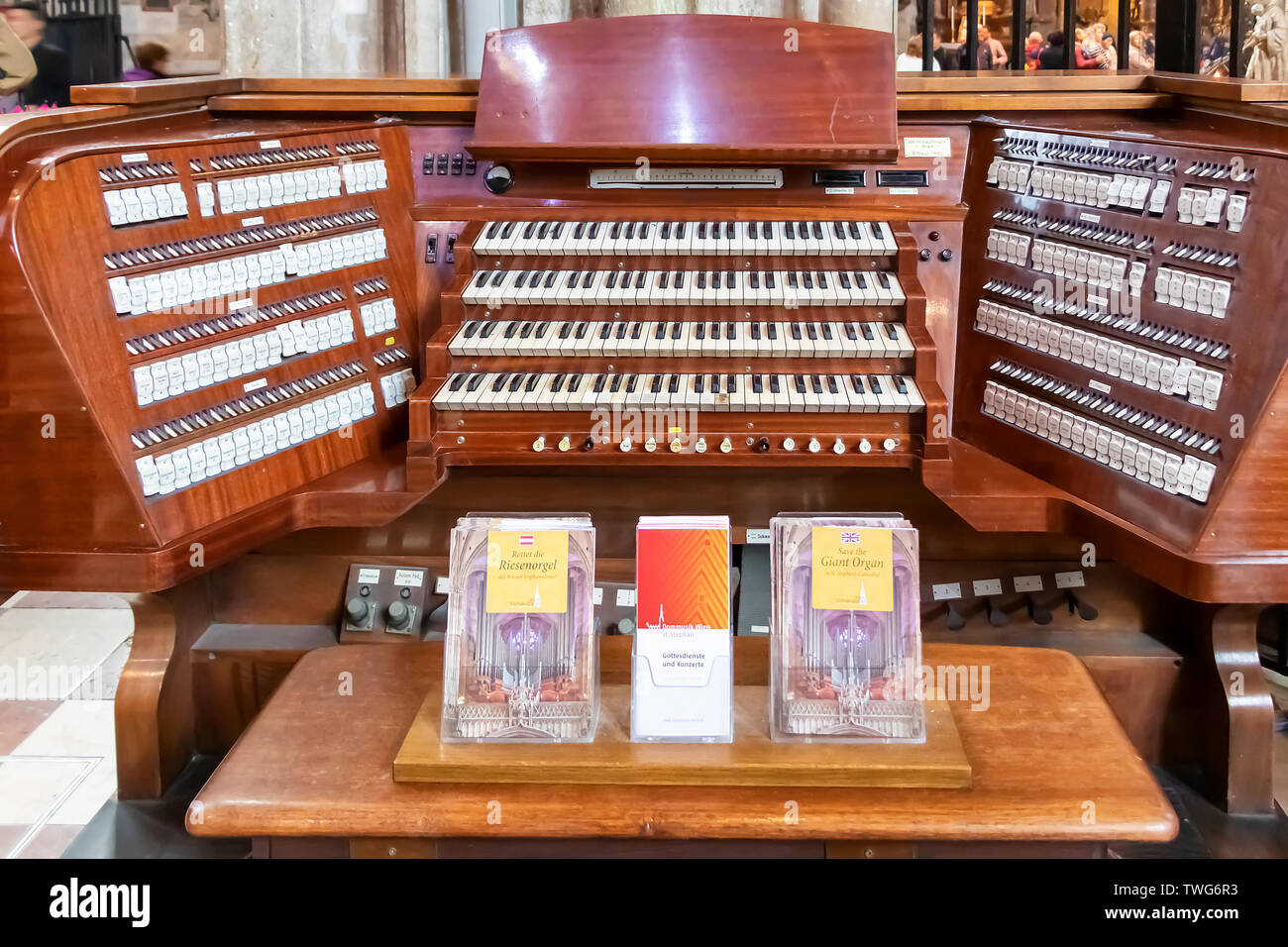 Organo gigante all'interno di Stephansdom Domkirche St Stephan (St Stephen cattedrale chiesa) Foto Stock