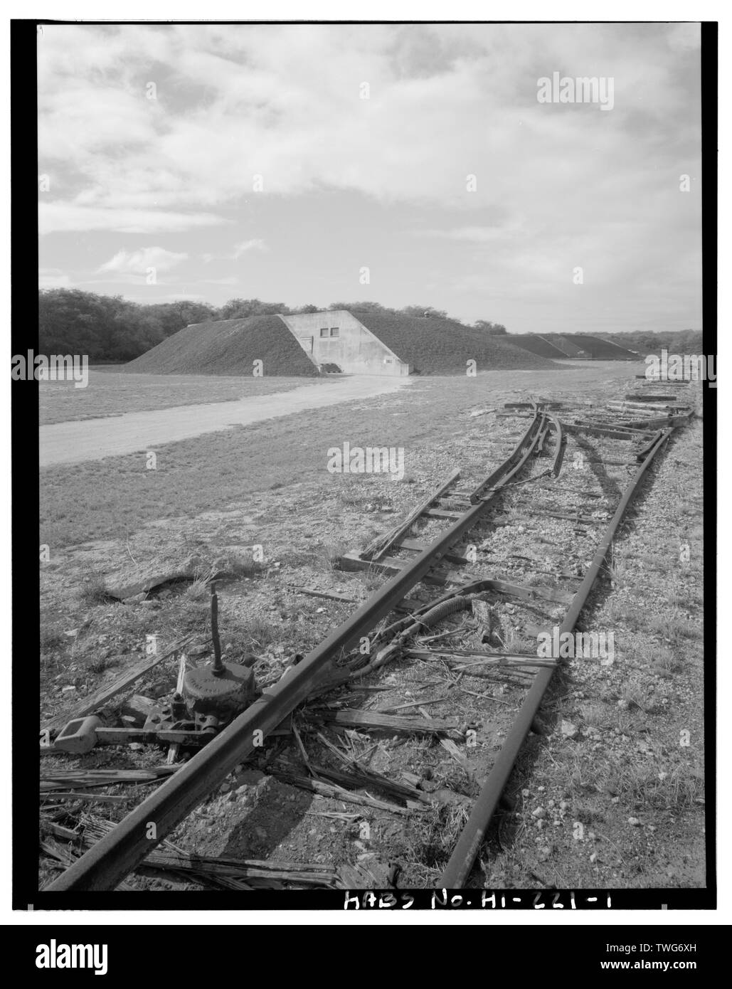 I binari della ferrovia con riviste 206, 205, 204 IN BACKGROUND - Rivista navale Lualualei, West Loch filiale, i binari della ferrovia, varie posizioni, perla città e contea di Honolulu, HI Foto Stock
