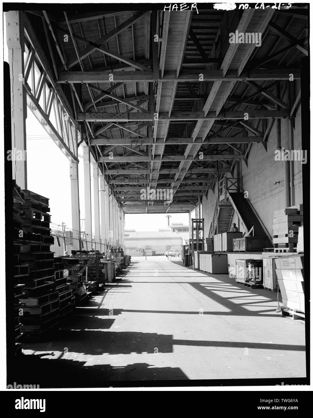 La ferrovia AREA DI CARICO; lato ovest dell'edificio, guardando verso sud - Fort MacArthur, Sale grezzo di stoccaggio e trasformazione di edifici, Pacific Avenue, San Pedro, la Contea di Los Angeles, CA Foto Stock
