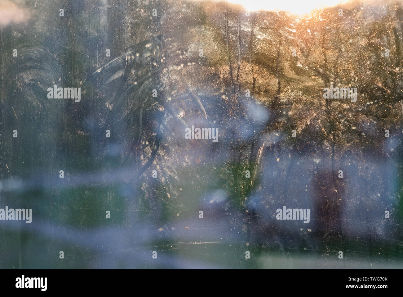 Il vetro sporco windows con il gelo nelle ore diurne Foto Stock