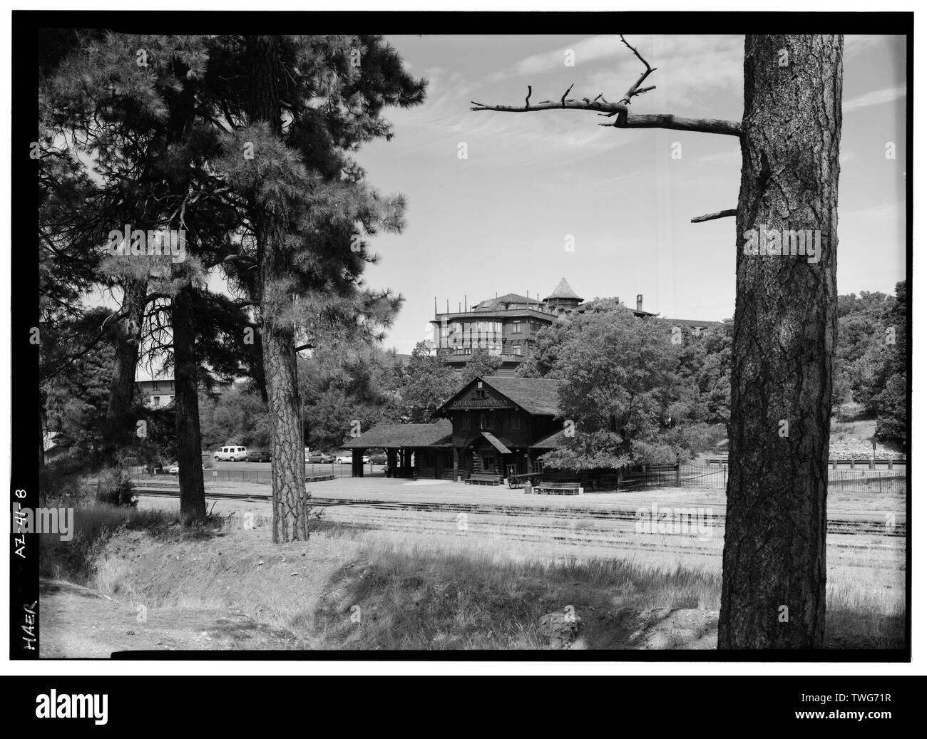 La stazione ferroviaria e l'El Tovar hotel, affacciato WNW. - Village Loop Drive, il villaggio di Grand Canyon, il Grand Canyon, Coconino County, AZ Foto Stock