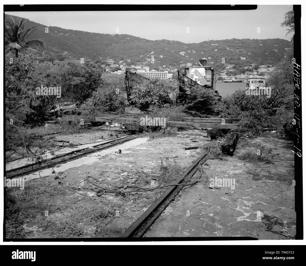 Linea ferroviaria con LANDING CRAFT BACKROUND - Creque Ferrovia Marini, Charlotte Amalie, san Tommaso, VI; San Tommaso Marino società ferroviarie; Rothschild, L; Recht, W; Creque, Henry O; Harley, Alfonz; Creque, Herman O; Creque, Henry O, Jr; Morris, Scott, trasmettitore; DeBoer, Ruth trasmettitore; Isole Vergini Ufficio Pianificazione, sponsor; Delony, Eric, responsabile di progetto Foto Stock