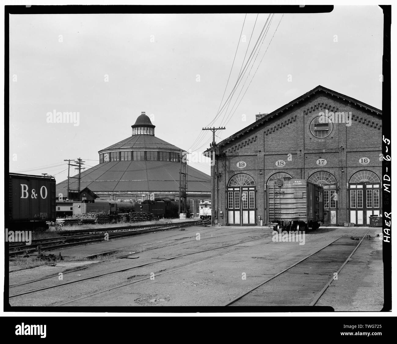 Ferrovia TRRACKS portando alla vernice e negozio di riparazione; PASSEGGERO AUTO SHOP A SINISTRA - Baltimore e Ohio Railroad, Mount Clare passeggero Auto Shop, angolo sud-ovest di Pratt e strade Poppleton, Baltimore, Città indipendente, MD; Christianson, Justine, trasmettitore; Lowe, Jet, fotografo Foto Stock