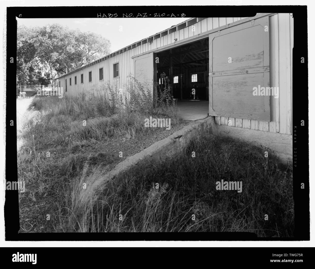 Rampa e porta scorrevole sul lato nord, dal nord-ovest - Fort Huachuca, Cavalleria stabile, Clarkson Road, Sierra Vista, Cochise County, AZ Foto Stock