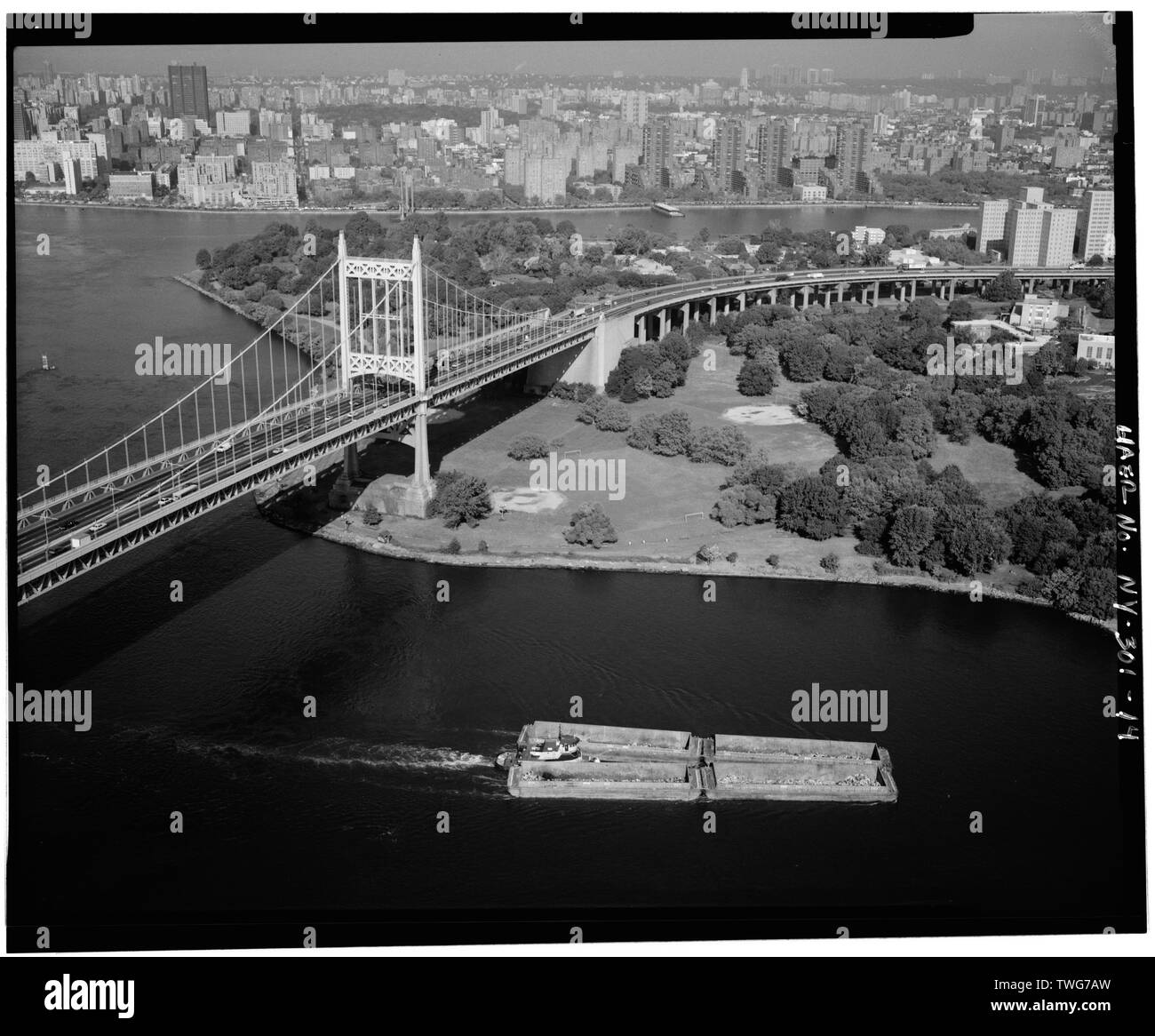 RANDALL dell isola, torre di ancoraggio ed il viadotto della sospensione Triborough Bridge. - Triborough Bridge, passando attraverso le regine, Manhattan e il Bronx, Queens (suddivisione), Queens County, NY Foto Stock