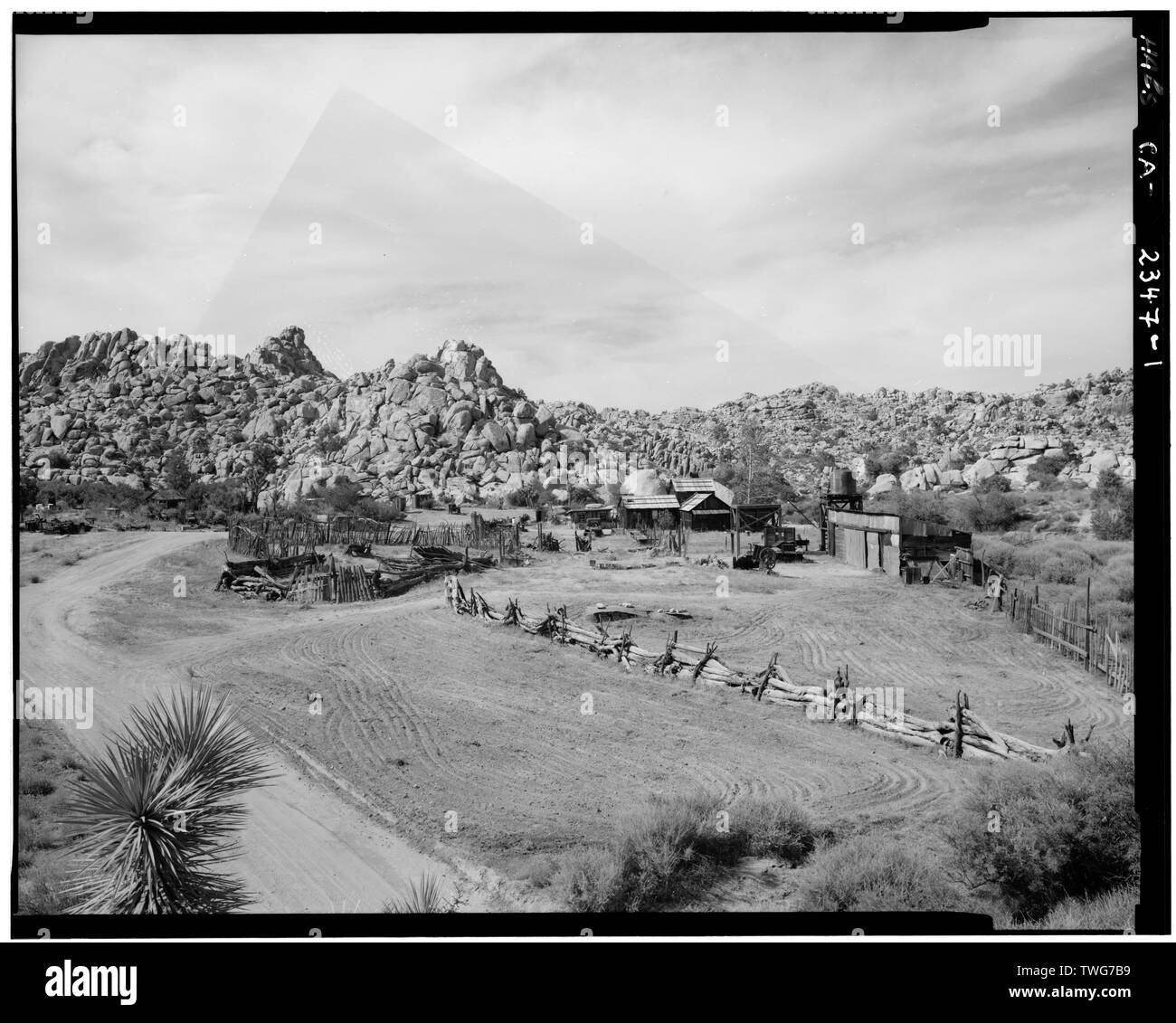 RANCH panoramica dal suddetto approccio ROAD GUARDANDO A NORD - La Regina del Deserto Ranch, ventinove Palms, San Bernardino County, CA Foto Stock