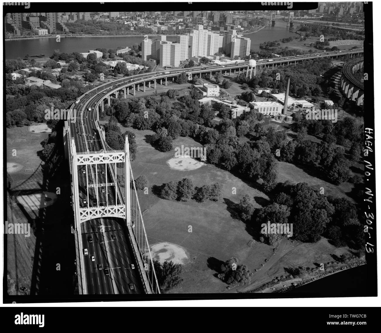 RANDALL isola della torre e il viadotto di approccio della sospensione Triborough Bridge. - Triborough Bridge, passando attraverso le regine, Manhattan e il Bronx, Queens (suddivisione), Queens County, NY Foto Stock