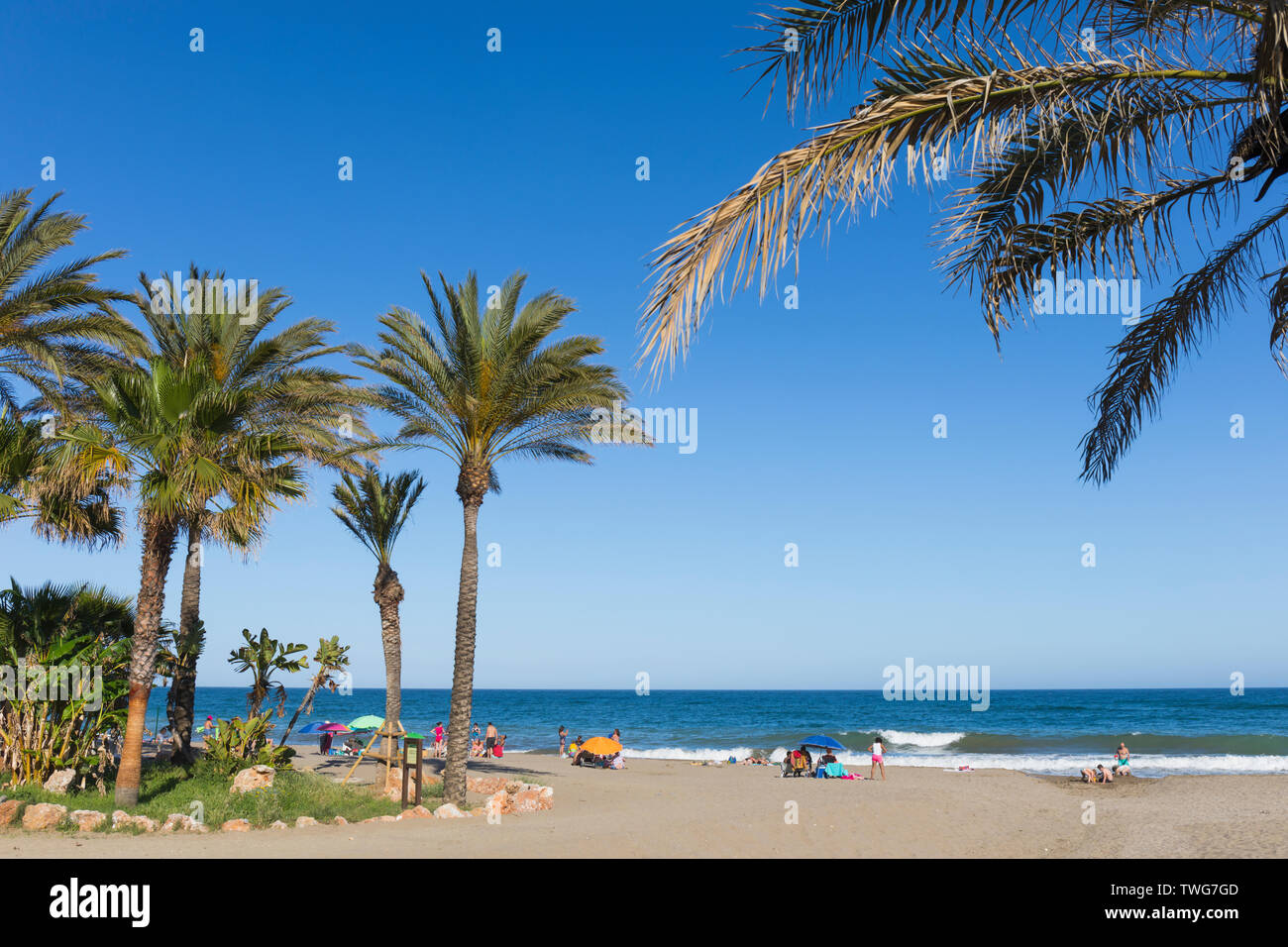 El Bombo beach, La Cala de Mijas, Costa del Sol, provincia di Malaga, Andalusia, Spagna meridionale. Foto Stock