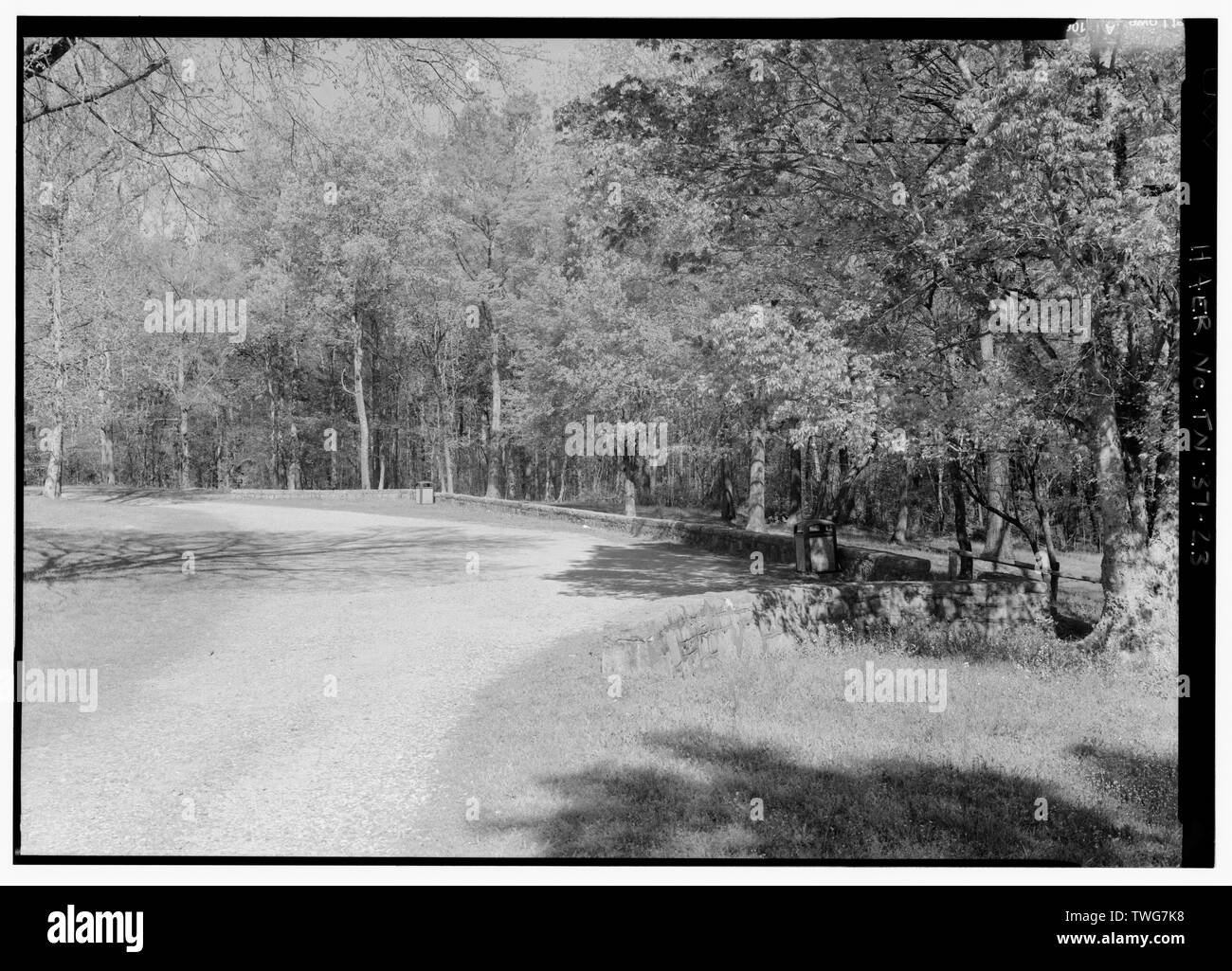 Molle di REA GHIAIA PARCHEGGIO, molle a destra. Visualizzare NW. - Shiloh National Military Park Tour strade, Silo, Hardin County, TN; U S Department della guerra; Johnston, Albert Sidney; Henderson, D B; Cleveland Grover; campo di battaglia di Shiloh associazione; Lee, E T; opere pubbliche amministrazione; conservazione civile Corps; Christianson, Justine, trasmettitore; Harrell, Woody, sponsor; Shiloh National Military Park, sponsor; Croteau, Todd, program manager; Davis, Tim, storico Foto Stock