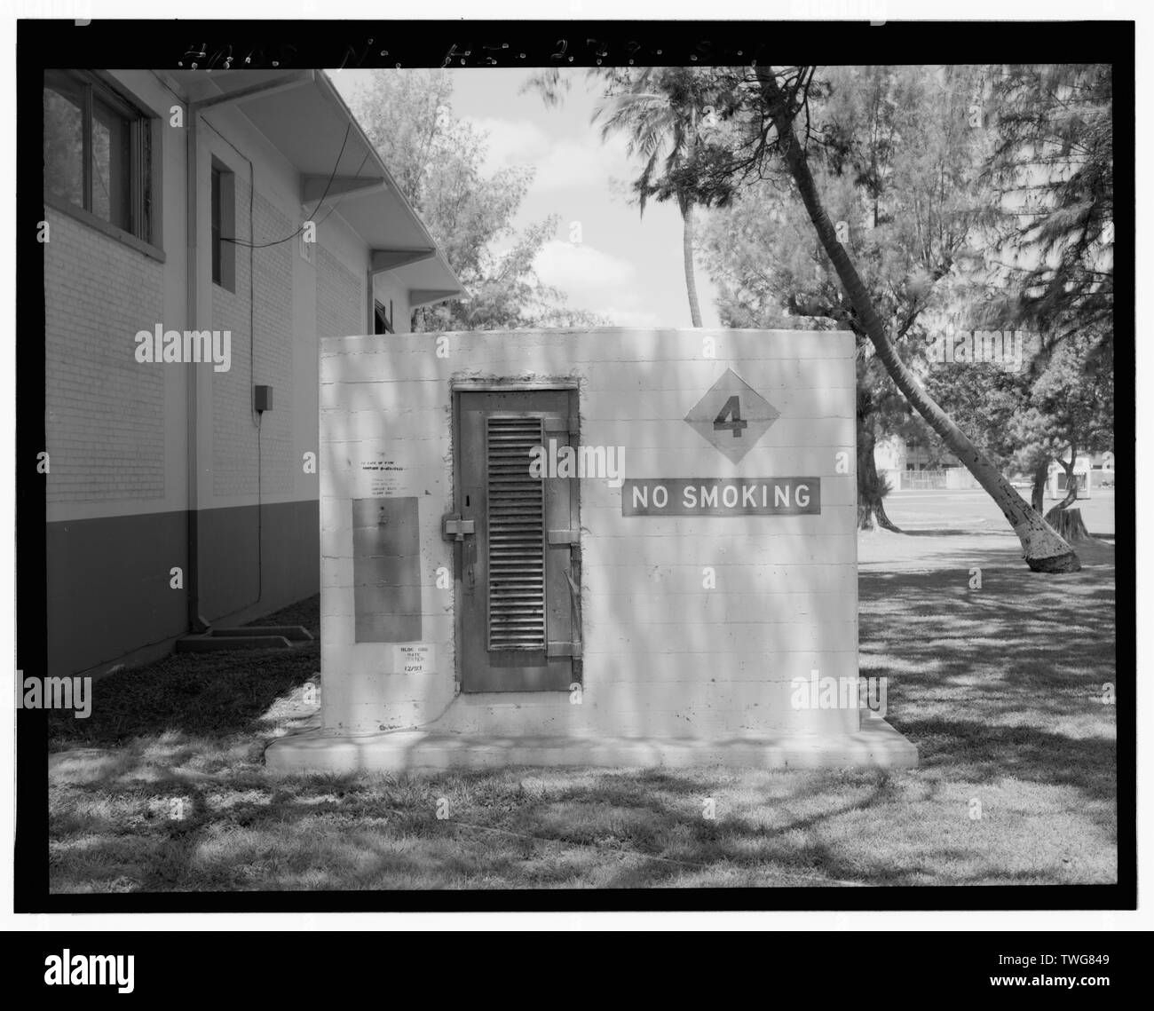 Pronto Magazzino 155, sul lato di entrata, vista rivolta verso ovest-sud-ovest. - Naval Air Station Barbieri punto, Ready Magazine-1944 tipo, Off a metà strada adiacente alla costruzione 115, Ewa, Honolulu County, HI Foto Stock