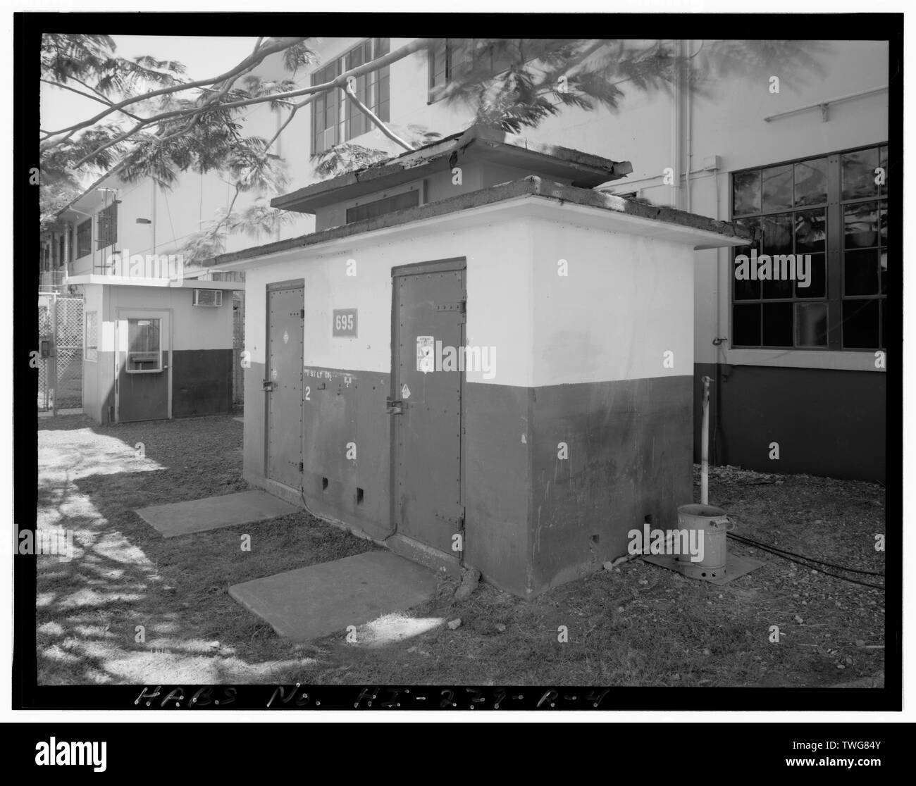 Pronto Magazzino 695, sul lato nord-est di hangar 110, vista verso sud-sudest. - Naval Air Station Barbieri punto, Ready Magazine-1943 tipo, adiacente al hangar 110 e 111, sulla o vicino a metà strada, Ewa, Honolulu County, HI Foto Stock